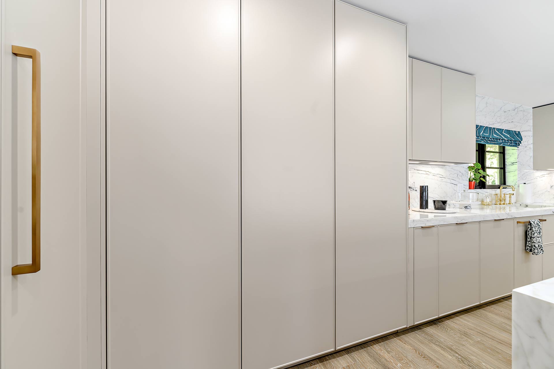 Deluxe kitchen cabinet